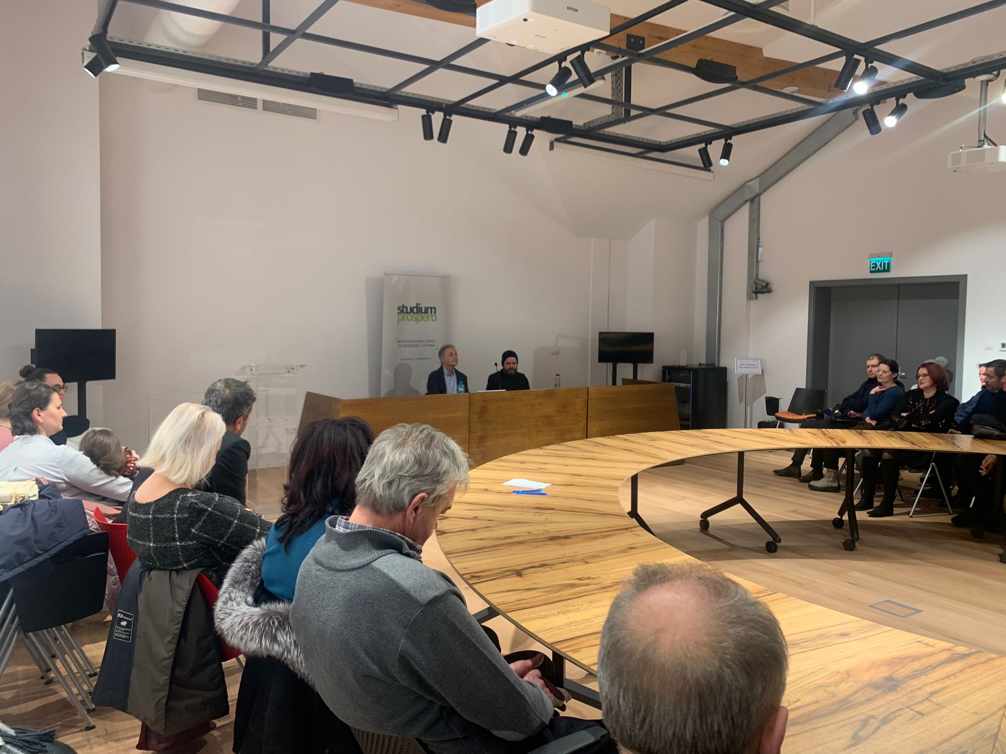 Dialoguri de taină, cu Părintele Maxim de pe Sfântul Munte Athos, Studio HUB